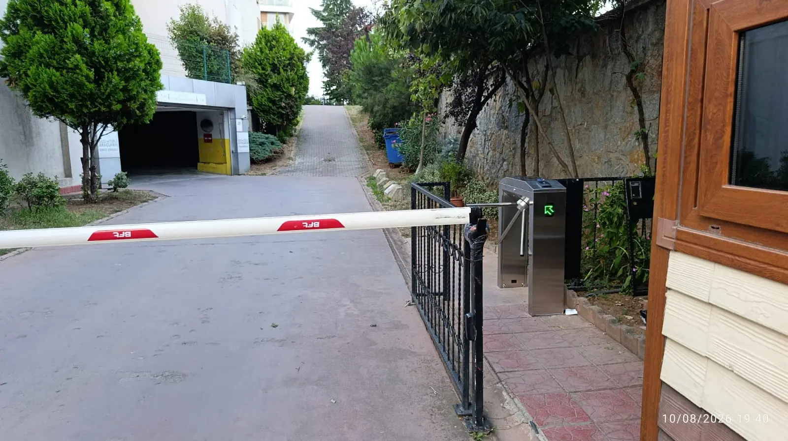 Horan Konut Sitesi araç bariyeri ve yaya turnike geçişi